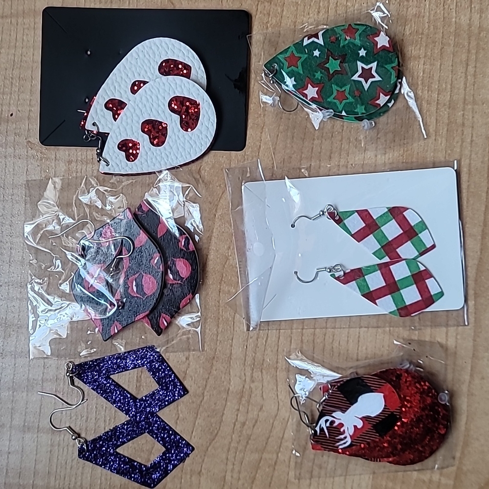Lot of 6 pairs of fashion earrings.